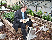 Michael Käfer in seinem Urban Gardening Refugium über dem Käfer Stammhaus (©Foto: Marikka-Laila Maisel)